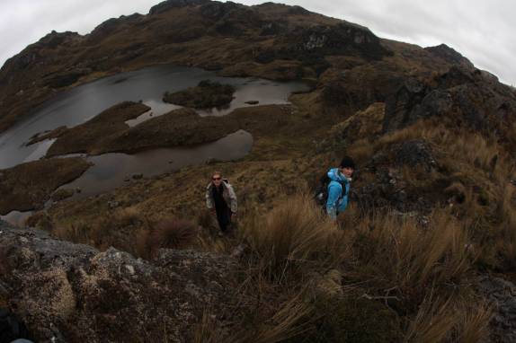 Caminhando no belo Parque Nacional Cajas, na região de Cuenca, no Equador